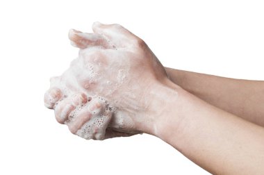 Kadın ellerini yıkıyor, beyaz arka planda soyutlanmış.