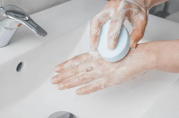 Vrouw Wach Achterkant Van Haar Hand Met Een Stuk Zeep — Stockfoto