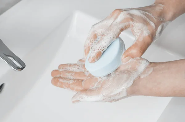 Handwas Technieken Vrouw Zepen Haar Handen Met Een Stuk Zeep — Stockfoto