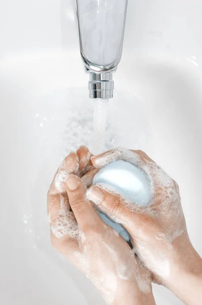 Handtvätt Koncept Kvinna Tvåla Händerna Innan Komplett Handtvätt Rutin Kran — Stockfoto