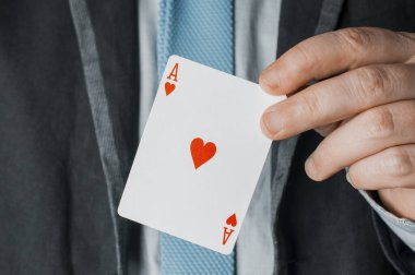  Sihirbaz illüzyonist kupa ası gösterdi