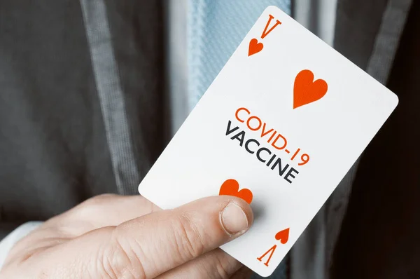 Covid Vaccinconcept Een Man Pak Stropdas Toont Een Speelkaart Met — Stockfoto