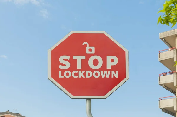 Concepto Stop Lockdown Una Señal Stop Street Con Texto Stop — Foto de Stock