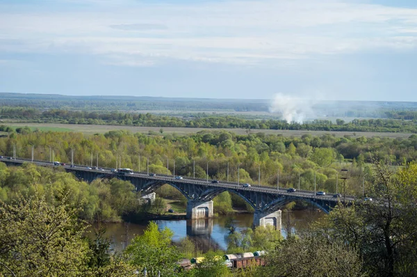 Köprü nehrin üzerinde