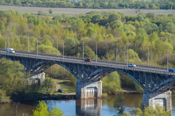 Köprü nehrin üzerinde