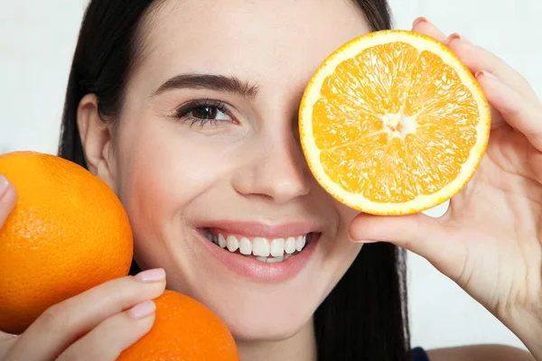 Woman with orange close-up face. Beautiful women exists to clean skin on the face. Asian woman. — Stock Photo, Image