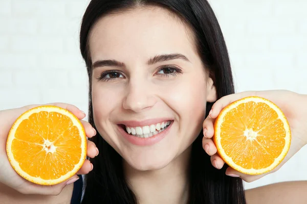 Woman with orange close-up face. Beautiful women exists to clean skin on the face. Asian woman. — Stock Photo, Image