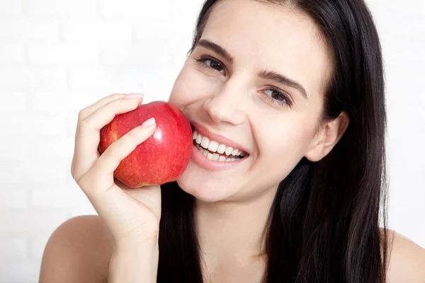 Woman with apple close-up face. Beautiful women exists to clean skin on the face. Asian woman. — Stock Photo, Image
