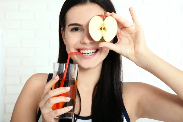Woman with apple close-up face. Beautiful women exists to clean skin on the face. Asian woman. — Stock Photo, Image