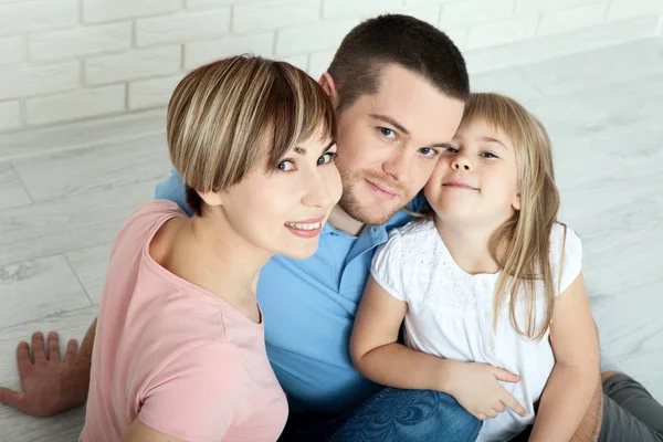 Boldog család anya, apa és két gyermek, játék és ölelkezés otthon a padlón. Szokatlanul felülnézet. — Stock Fotó