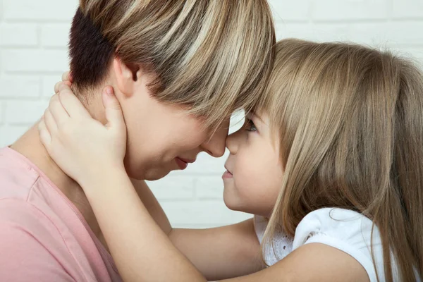 Bright picture of hugging mother and daughter, mothers Day — Stock Photo, Image