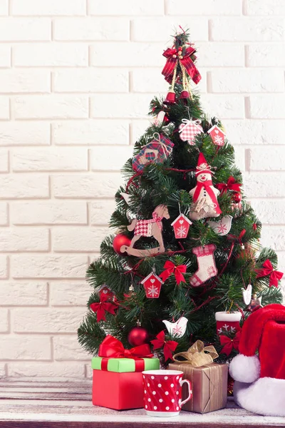 Hermosa habitación decorada Holdiay con árbol de Navidad con regalos debajo de ella — Foto de Stock