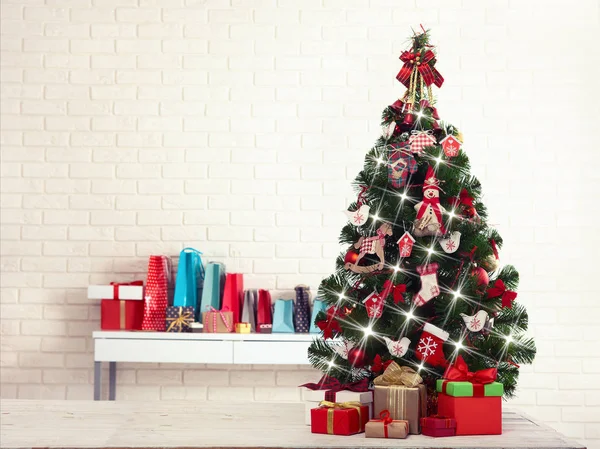 白いレンガの壁を越えて現在の箱とクリスマス ツリー — ストック写真