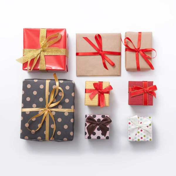 Cajas de regalo en vista frontal de fondo blanco. Invitación de boda, tarjeta de felicitación para Madres —  Fotos de Stock