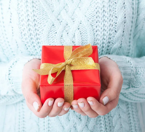 현재입니다. 선물의 보스 리본으로 작은 선물 상자를 들고 여자. — 스톡 사진