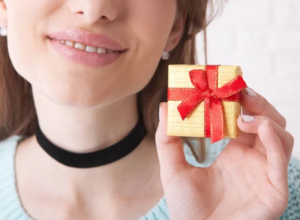 Gegenwart. Geschenk bos. Frau hält kleine Geschenkschachtel mit Schleife. — Stockfoto