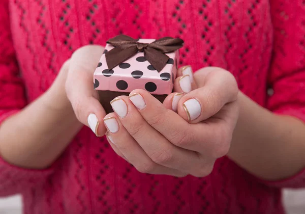 Present. Gift bos. Woman holding small gift box with ribbon. — Stock Photo, Image