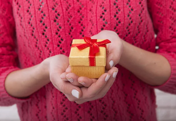 Presente. Caja de regalo. Mujer sosteniendo una pequeña caja de regalo con cinta . — Foto de Stock