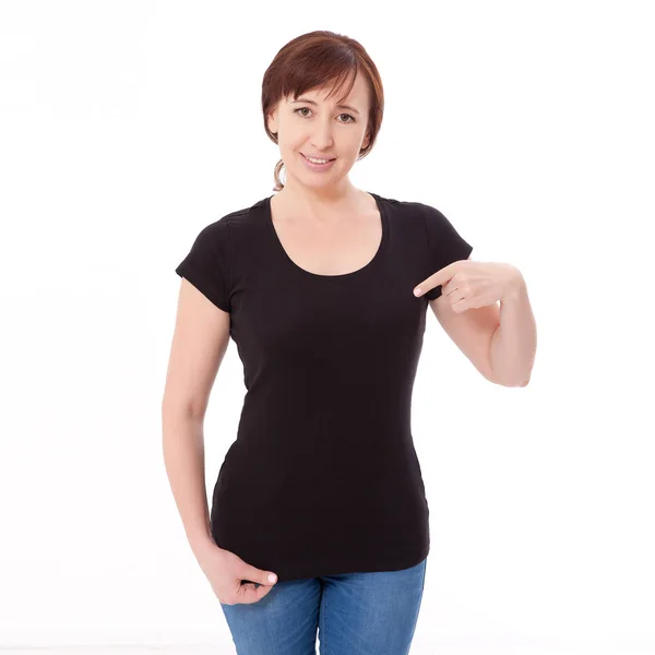 シャツのデザインや人々 のコンセプト - 空白の黒 t シャツ前面分離で女性のクローズ アップ。きれいな空モックアップのデザイン テンプレート. — ストック写真