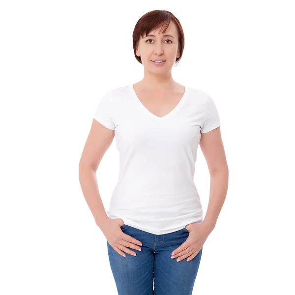 Design della camicia e concetto di persone - primo piano della donna in bianco bianco bianco fronte t-shirt isolato. Pulire modello di modello vuoto per la progettazione . — Foto Stock