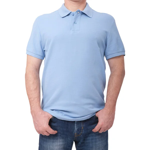 コピー スペースで白い背景に分離された空の青い t シャツを着た男。T シャツのデザインと人のコンセプト - 空白のシャツの男性のクローズ アップ. — ストック写真