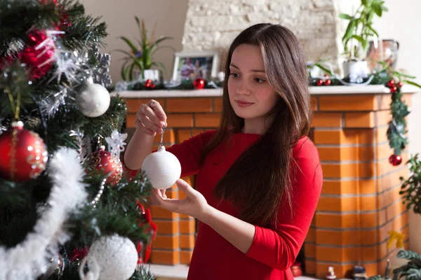Junges Mädchen schmückt Weihnachtsbaum — Stockfoto
