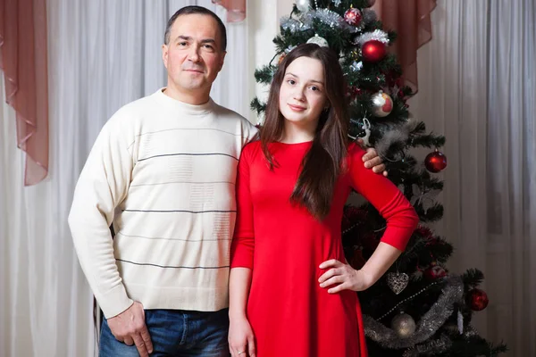 Счастливые отец и дочь на Рождество — стоковое фото