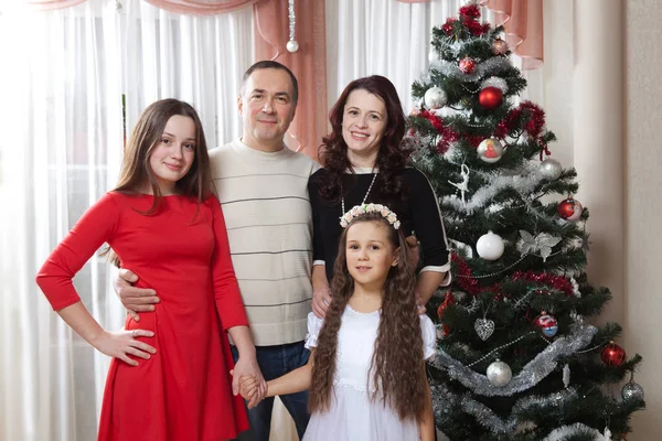 Gelukkige familie viert Kerstmis — Stockfoto