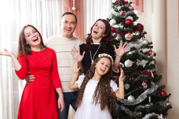 クリスマスを祝う幸せな家族 — ストック写真