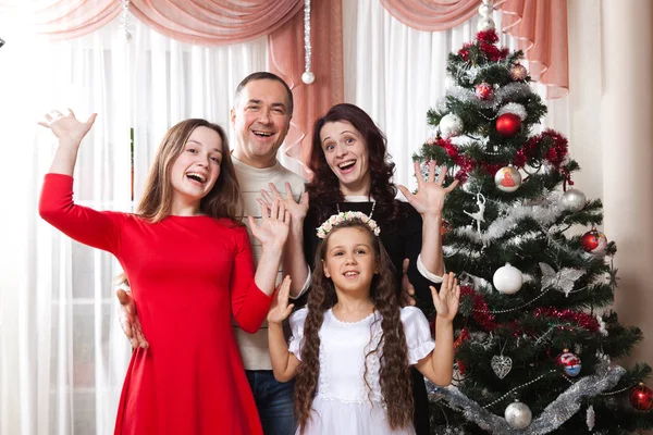 Glückliche Familie feiert Weihnachten — Stockfoto