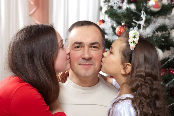 Gelukkig vader en dochters op Kerstmis — Stockfoto