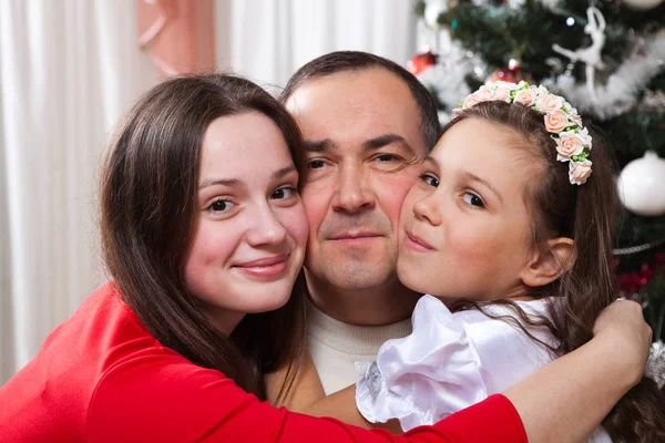 Счастливый отец и дочери на Рождество — стоковое фото