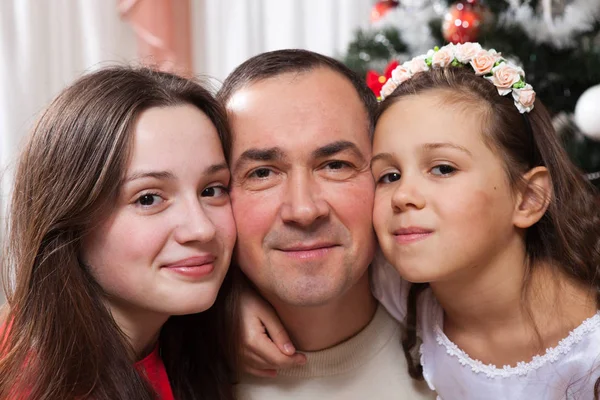 Happy father and daughters on christmas — Stock Photo, Image