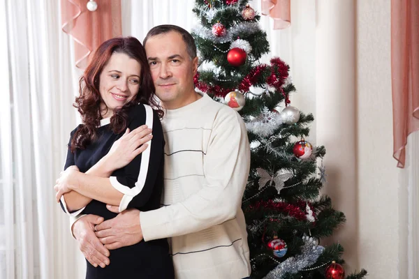 Χριστούγεννα ζευγάρι στο σπίτι — Φωτογραφία Αρχείου