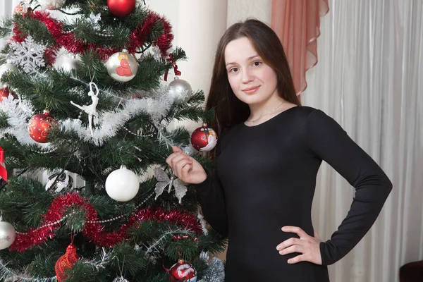 Young girl decorating christmas tree — Stock Photo, Image