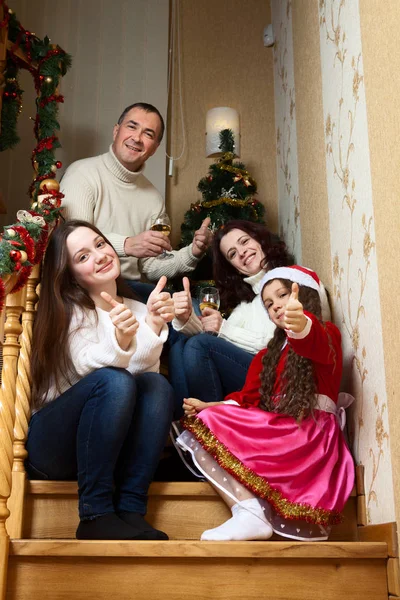 Felice famiglia che celebra il Natale — Foto Stock