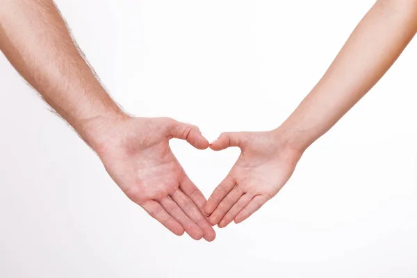 Pár vytváření tvaru srdce s rukama — Stock fotografie