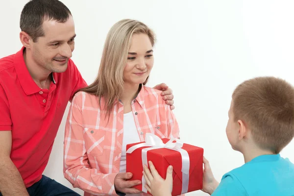 Hijo ocultar regalo para sorprender a mamá en el día de las madres. Mujer, hombre y —  Fotos de Stock