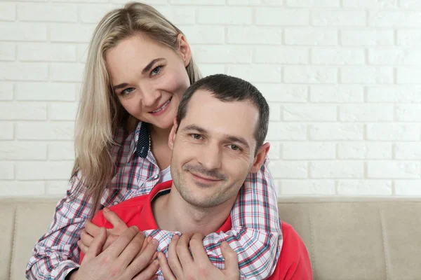 Feliz joven pareja sonriendo. Hombre y mujer abrazándose. Parte superior inusual v —  Fotos de Stock
