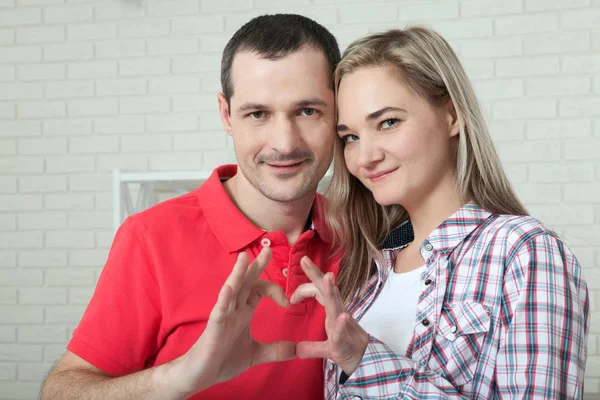 El amor está en el aire. Primer plano de pareja haciendo forma de corazón con ha —  Fotos de Stock