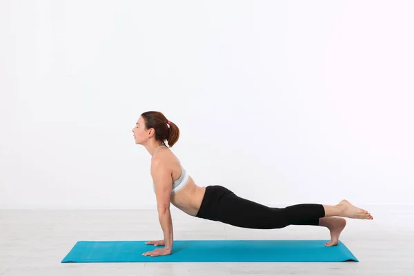 Deporte. Mujer Fitness Yoga. Hermosa mujer de mediana edad haciendo posturas de yoga. Las personas conceptuales son entrenamiento en yoga, entrenamiento en ropa deportiva en el interior del hogar — Foto de Stock