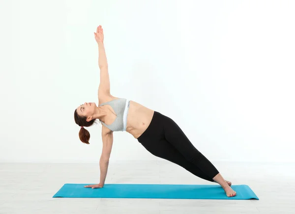 Deporte. Mujer Fitness Yoga. Hermosa mujer de mediana edad haciendo posturas de yoga. Las personas conceptuales son entrenamiento en yoga, entrenamiento en ropa deportiva en el interior del hogar — Foto de Stock