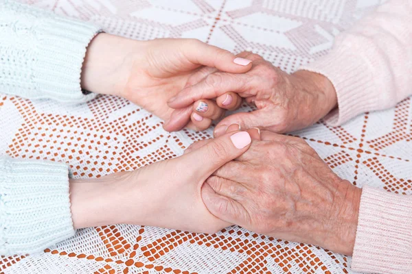 Håller hand. Hemtjänst äldre koncept. — Stockfoto