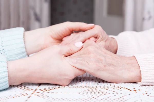 Die Altenpflege ist zu Hause. Raum für Text. Seniorin mit ihrer Betreuerin zu Hause. Konzept der Gesundheitsfürsorge für ältere, behinderte Menschen. ältere Frau. — Stockfoto