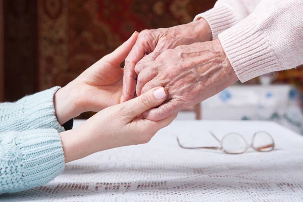 Vård är hemma för äldre. Senior Kvinna med sin vårdgivare hemma. Begreppet hälso-och sjukvård för äldre äldre, funktionshindrade. Äldre kvinna. Utrymme för text vit bakgrund. — Stockfoto