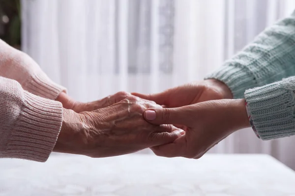 El cuidado está en casa de ancianos. Mujer mayor con su cuidador en casa. Concepto de atención de salud para ancianos, discapacitados. Una anciana. Espacio para texto fondo blanco . — Foto de Stock