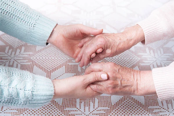 Zorg is thuis voor ouderen. Senior vrouw met hun verzorger thuis. Concept van de gezondheidszorg voor oudere ouderen, uitgeschakeld. Oudere vrouw. Ruimte voor witte tekstachtergrond. — Stockfoto