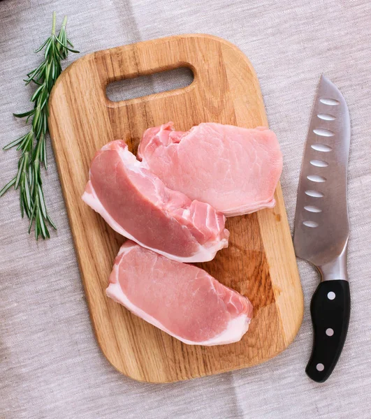 Carne di maiale cruda su scrivania di legno — Foto Stock