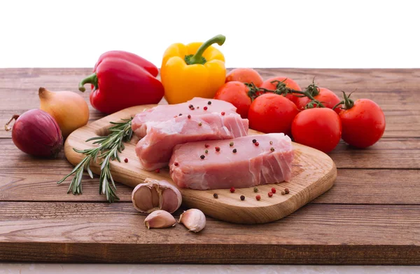 Carne crua de porco na mesa de madeira — Fotografia de Stock