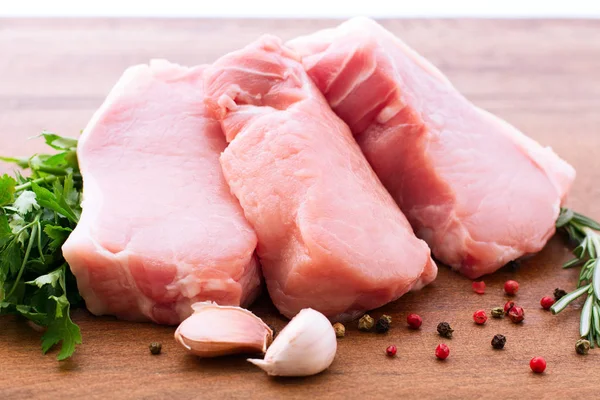 Carne crua de porco na mesa de madeira — Fotografia de Stock